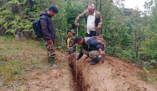 दिक्तेल रुपाकोटमा खानेपानी आयोजनाको कुलो नाप्दै प्राविधिक